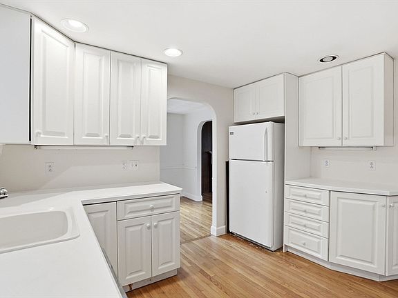 3rd image of 8 Ledgewood Dr