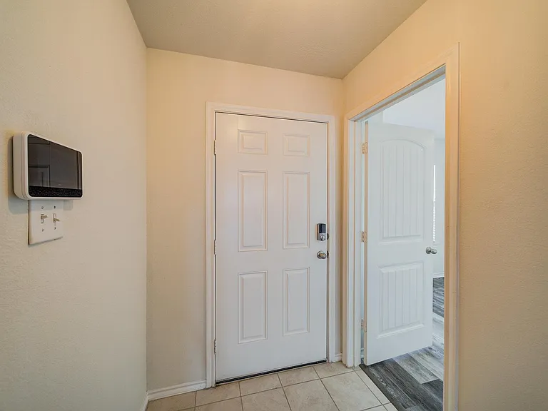 1110 Mercury Dr — Photo 4
