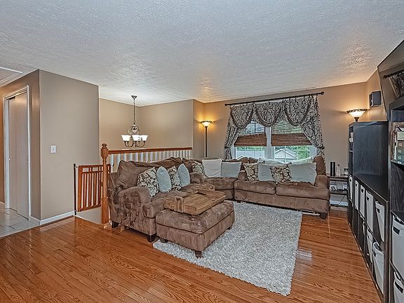 3rd image of 502 Somerset Dr