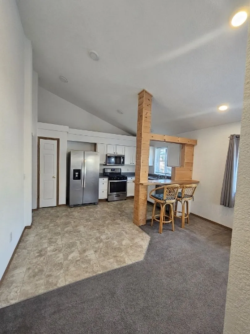 Charming 2 Bedroom Home with Fenced Yard Dog Friendly! — Photo 2