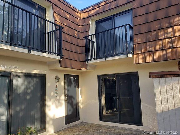 4th image of 831 SW 118th Ter