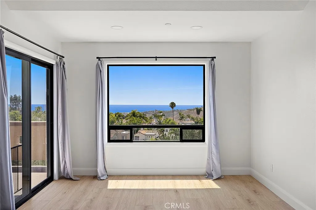 2 bed, 877 sqft, $3,700 — Photo 4