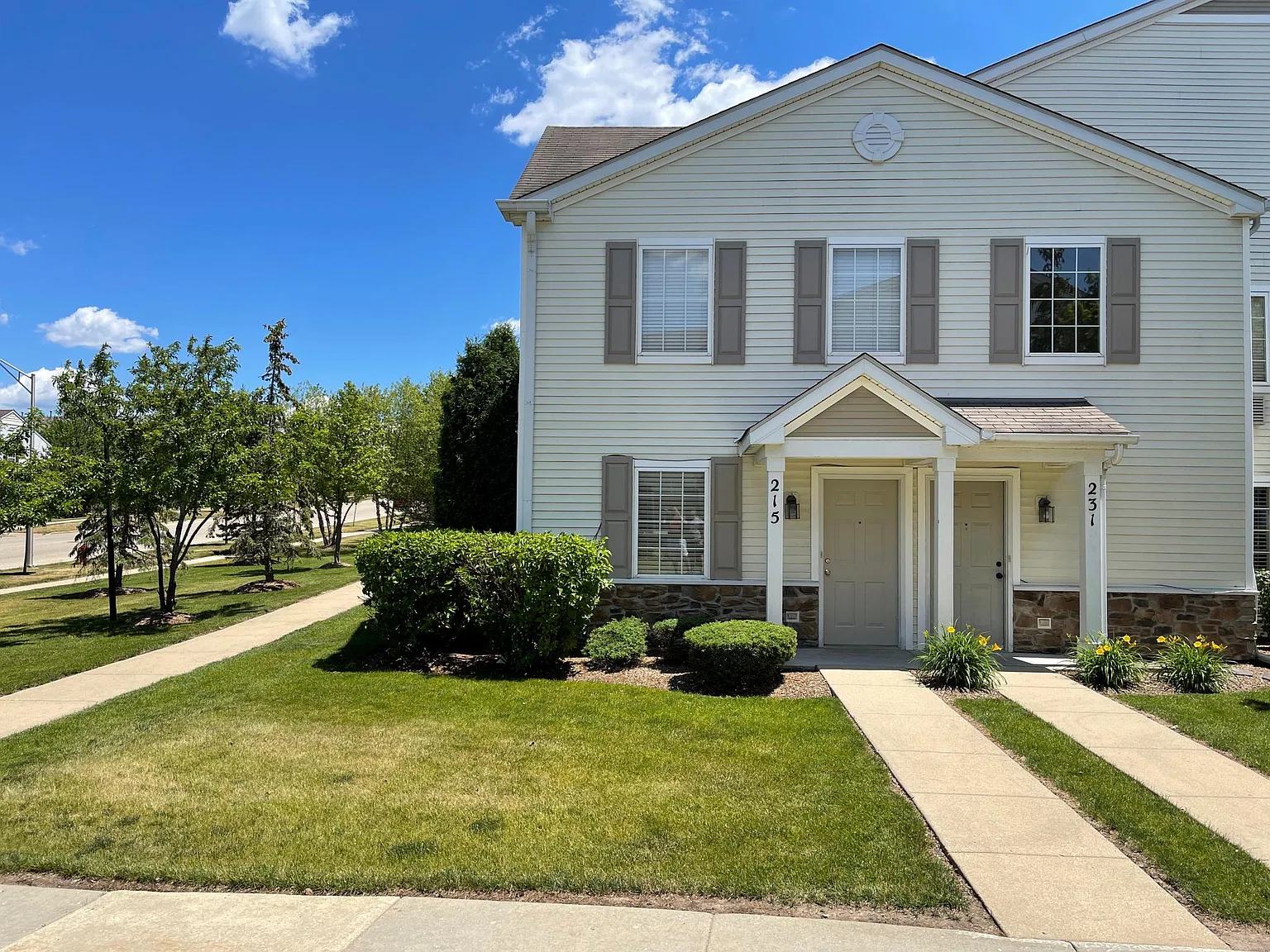 2 bed, 1300 sqft, $2,050 — Photo 1