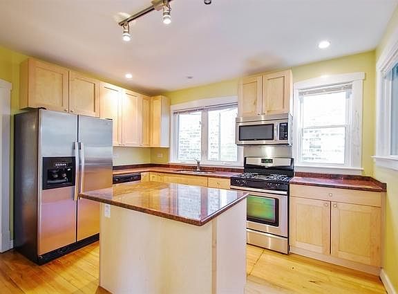 2nd image of 2415 W Montrose Ave APT 1