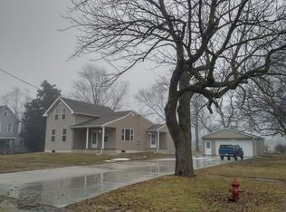 8 Sangamon St, Dewey, IL 61840