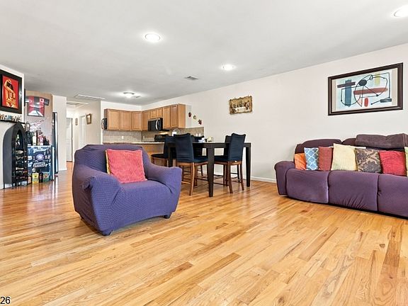 4th image of 372 Nelson Ave