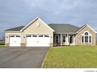55 Kings Mill Ct, Penfield, NY 14526