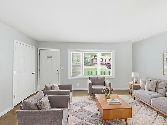 4th image of 2463 Montezuma Cir