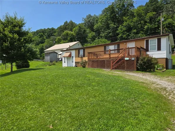 647 Railroad Ave, Elkview, WV 25071