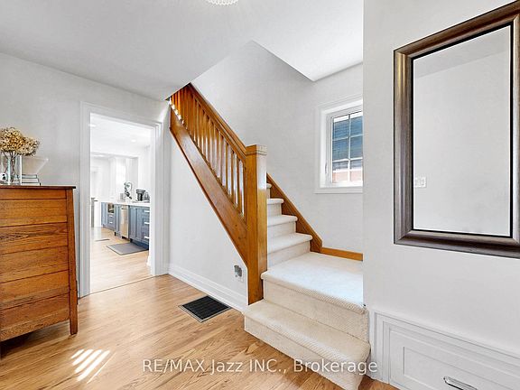 4th image of 559 Masson St