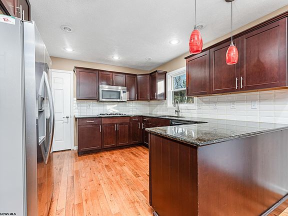 4th image of 670 Killarney Dr