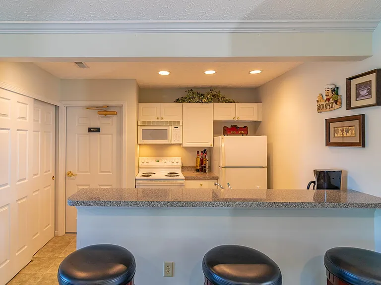 4467 Burbank Rd #7N — Photo 4