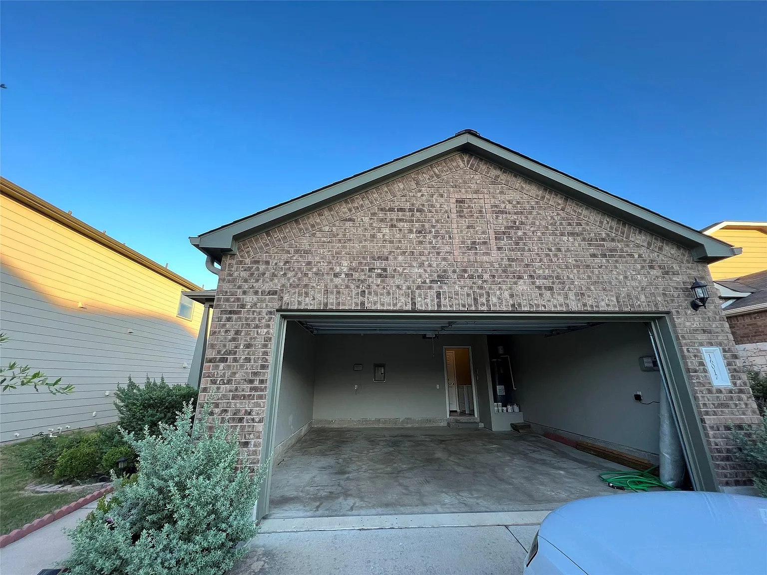3 bed, 2.5 bath, 1819 sqft, $2,245 — Photo 2