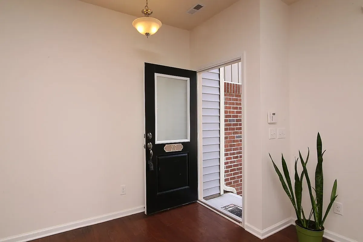 2 bed, 2.5 bath, 1196 sqft, $1,900 — Photo 3