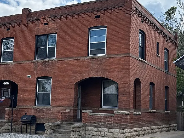 212 W Evans Ave — Photo 2