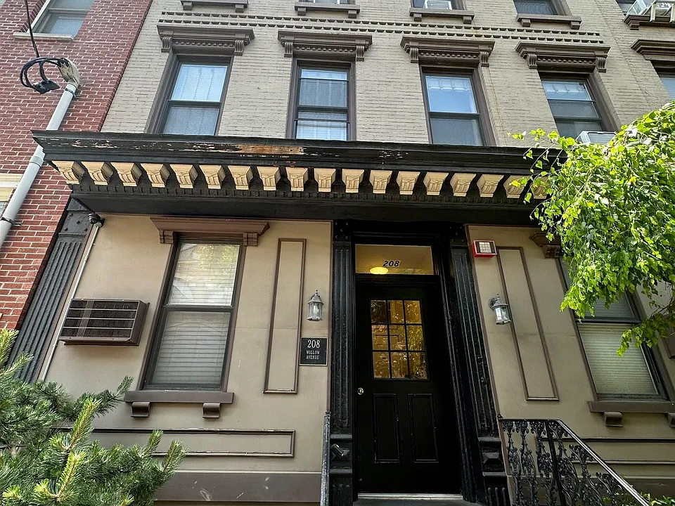 208 Willow Ave #205