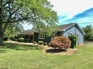 70 Hampton Rd, Pittstown, NJ 08867