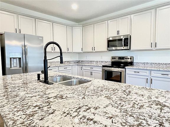 5th image of 42568 Wynstone Dr