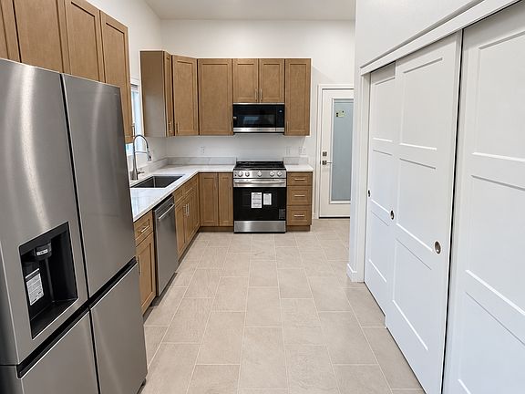4th image of 850 E Seneca St #3