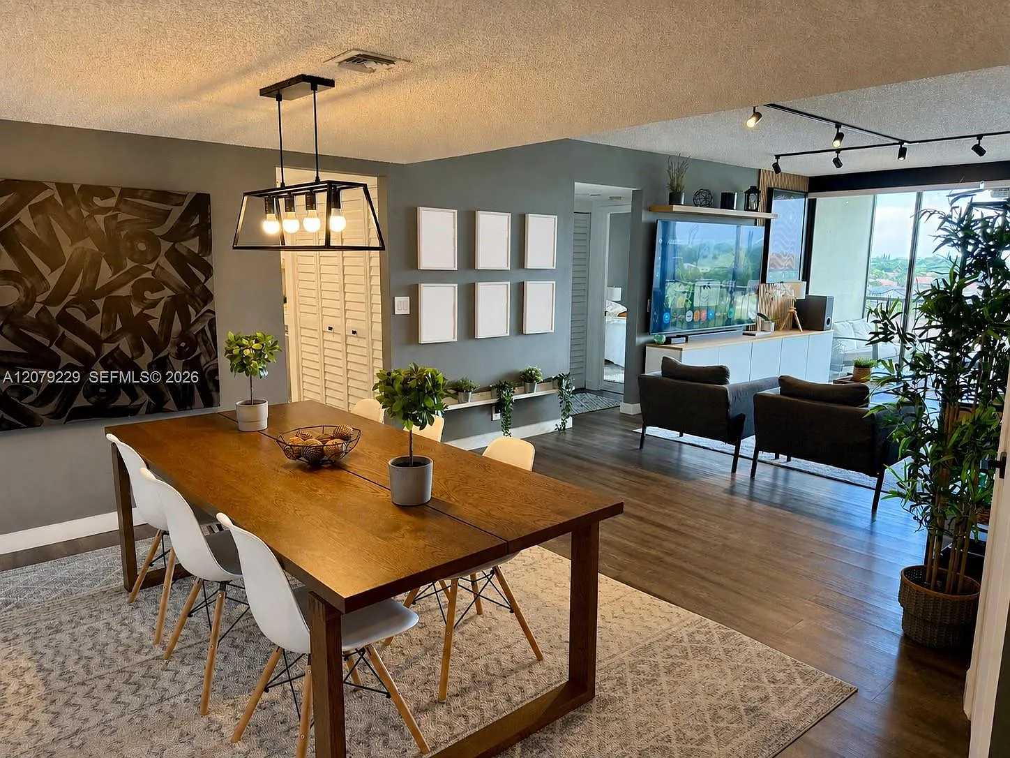 Wellesley Park Condo — Photo 3