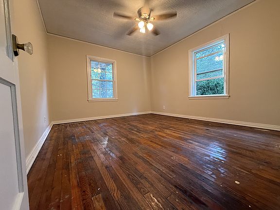 3rd image of 650 Avenue F NE