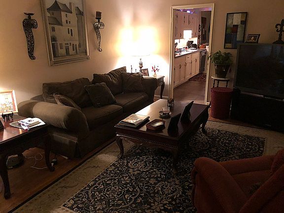 3rd image of 20 Brantwood Dr