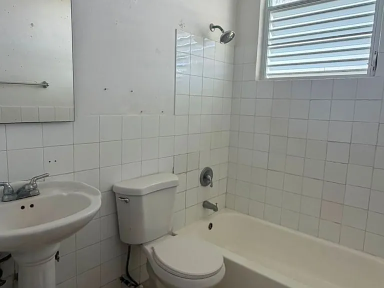 URB PASEOS REALES CASA D-9 CALLE MONARCA — Photo 11