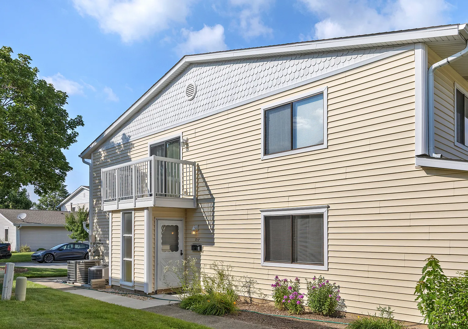 2 bed, 1.5 bath, 1100 sqft, $2,100 — Photo 2