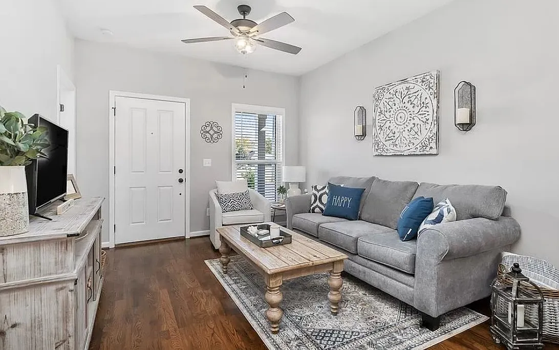 2 bed, 1000 sqft, $1,350 — Photo 4