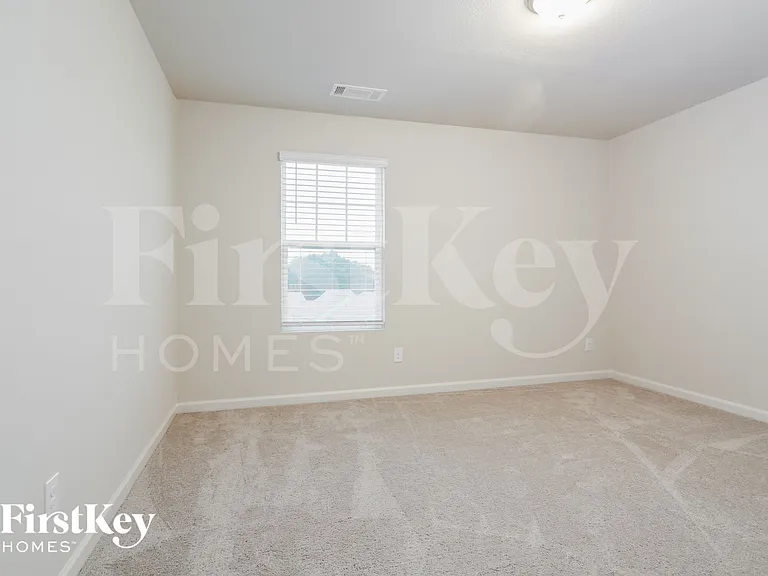 323 Darling Ln — Photo 11