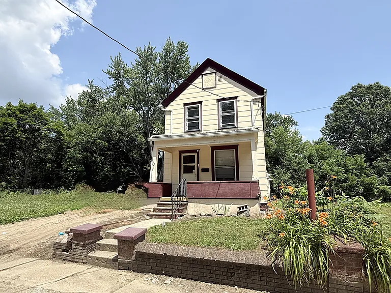 85 Shaefer St — Photo 2