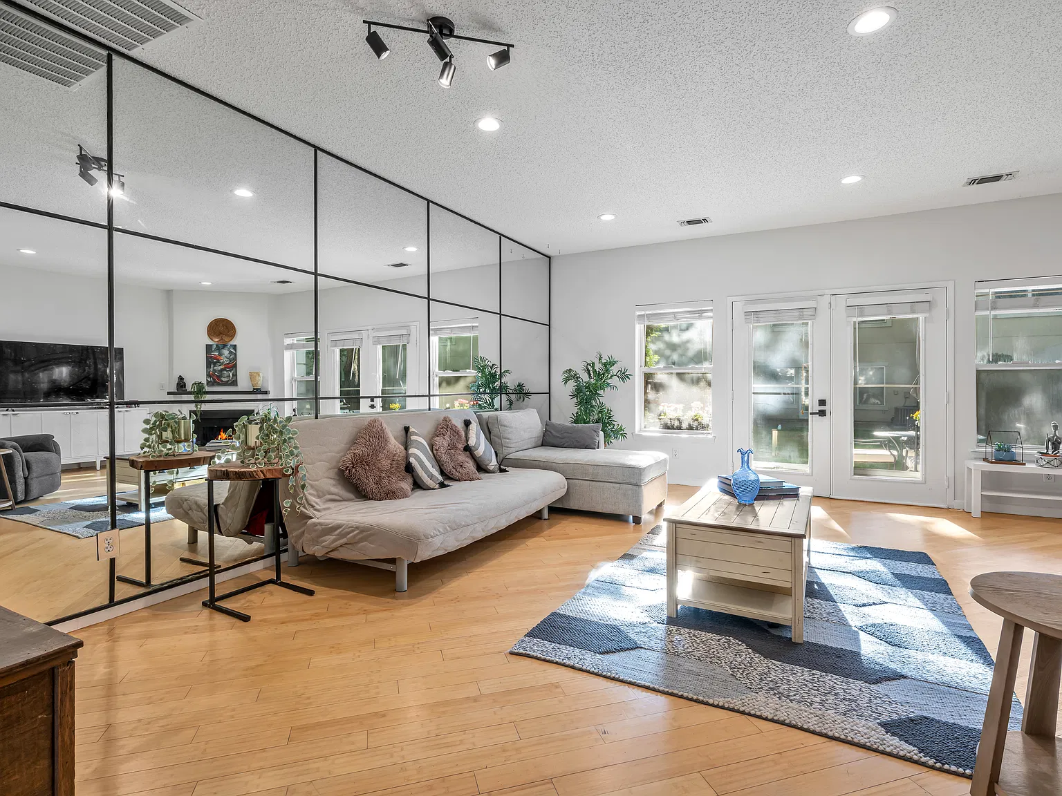 3 bed, 2.5 bath, 1804 sqft, $3,600 — Photo 3