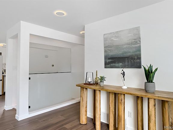 4th image of 909 E 9th Avenue