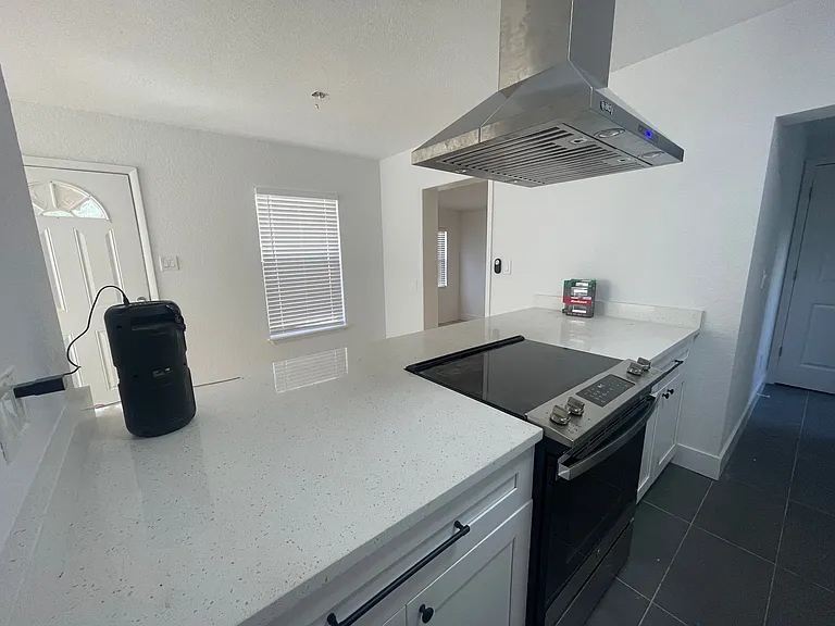 4315 W Laurel St — Photo 4