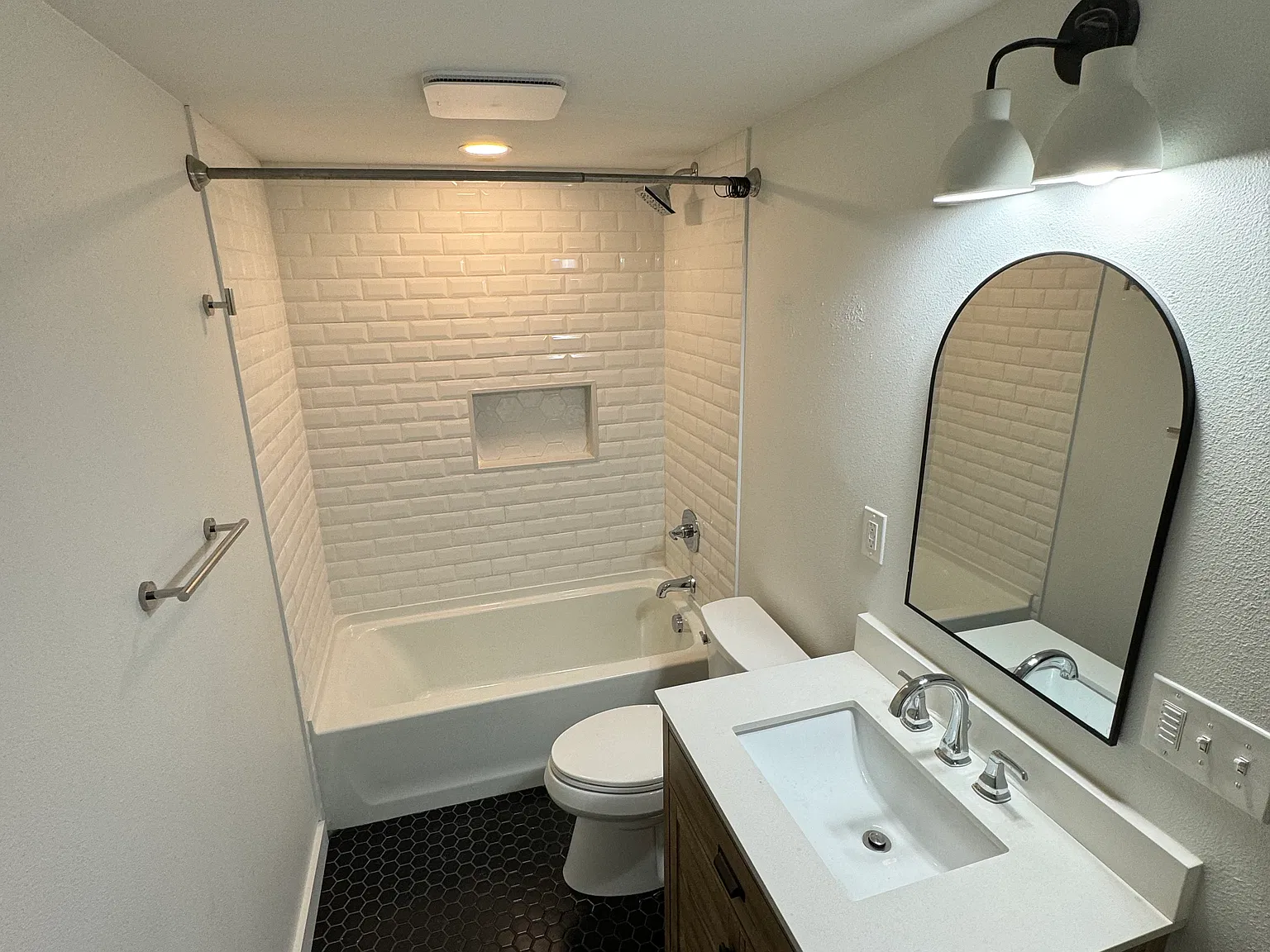 2 bed, 775 sqft, $2,300 — Photo 3