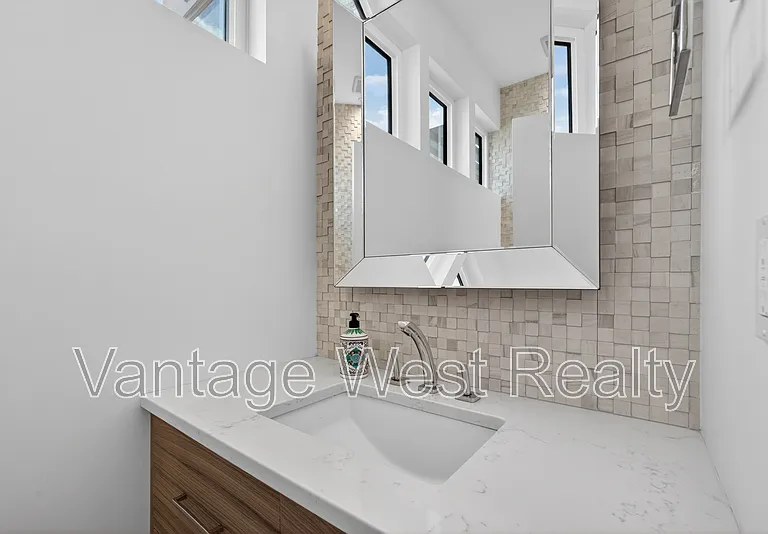 3859 Carrall Rd #1 — Photo 26