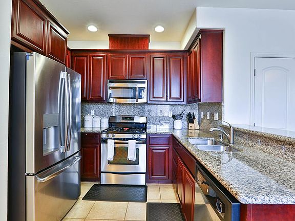 5th image of 800 Old Oak Ln Unit 4