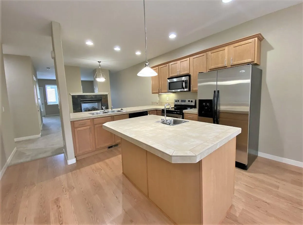 3 bed, 3.5 bath, 2025 sqft, $2,499 — Photo 1