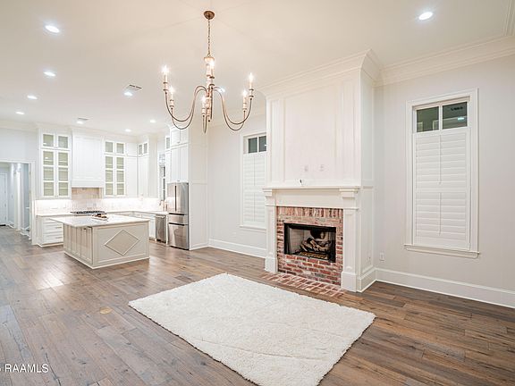 3rd image of 414 Catalina Ln
