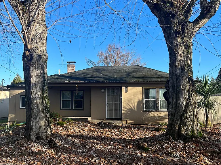 674 Illinois Ave NE — Photo 1