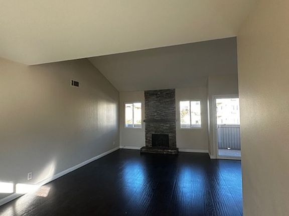 5th image of 1253 Seacliff Ct Unit 2