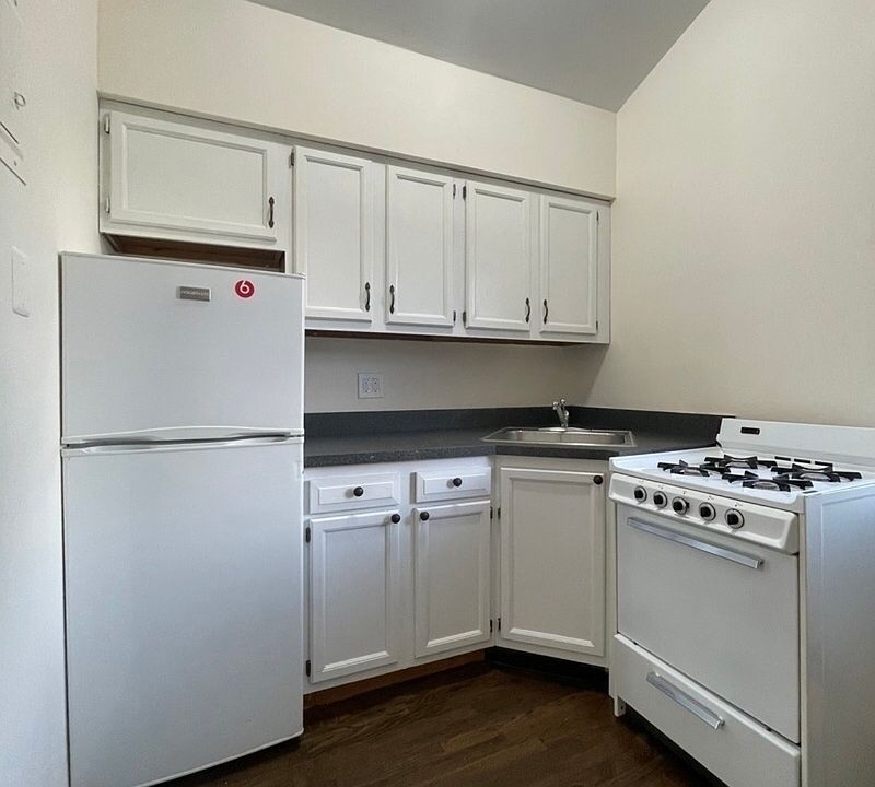 2nd image of 40-18 Ditmars Blvd #2RR