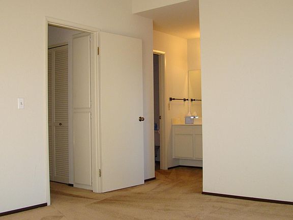 4th image of 1725 Braddock Ct #1725