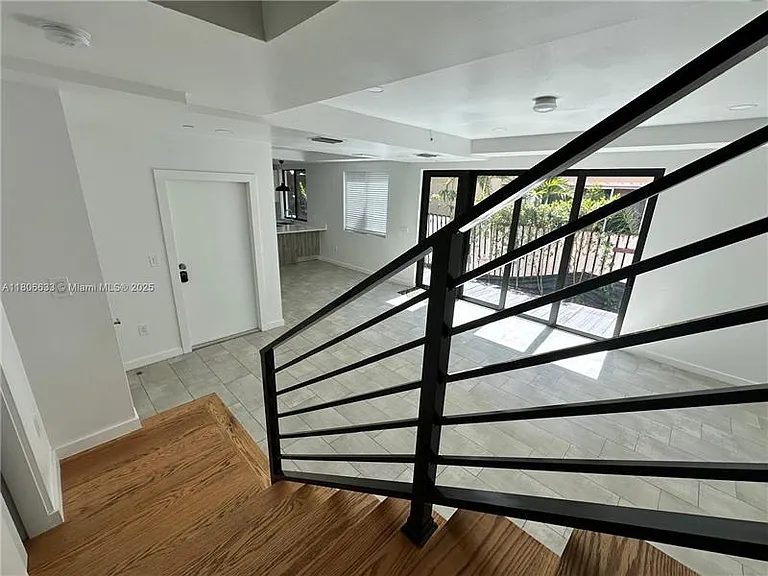 727 NE 15th Ave — Photo 8