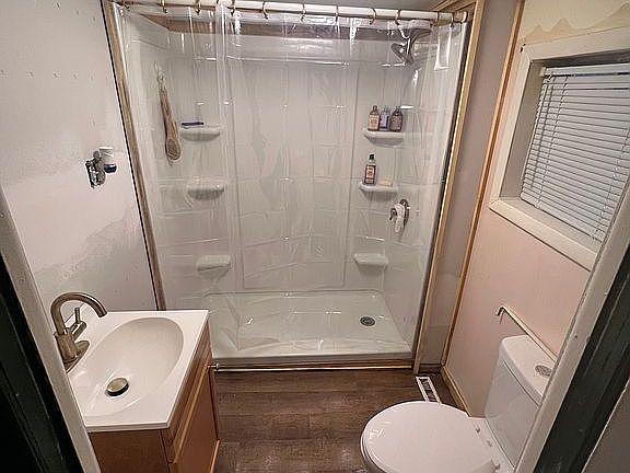 Bathroom (picture b4 paint)