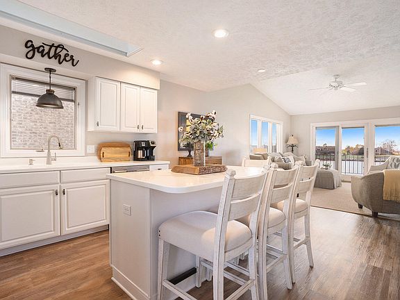 5th image of 215 S Lakeshore Dr Unit 10