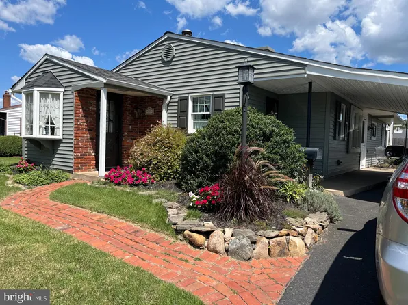 10 Lavender Ln, Levittown, PA 19054