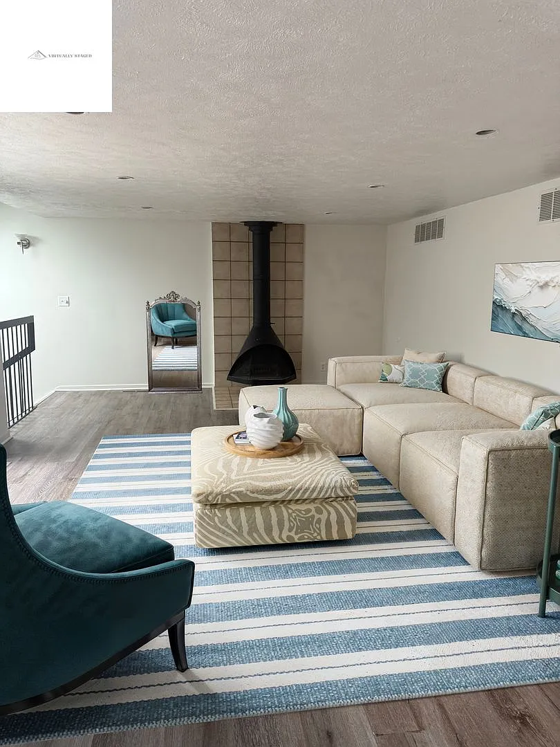 661 W Lakeshore Drive — Photo 2