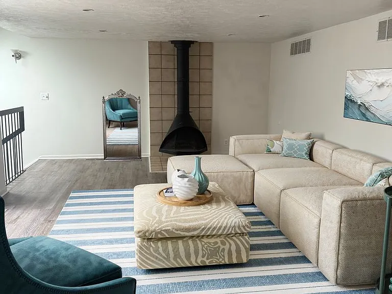661 W Lakeshore Dr — Photo 2