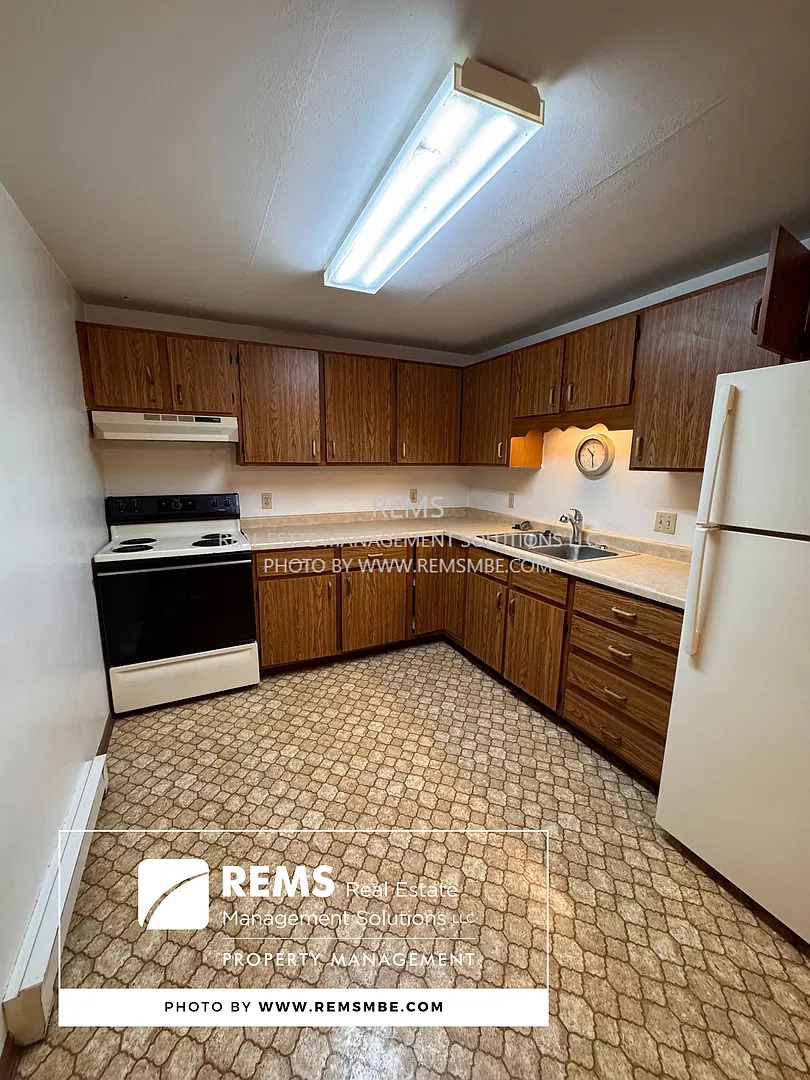 1045 Oak Street — Photo 3